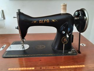 Máquina de coser antigua alfa