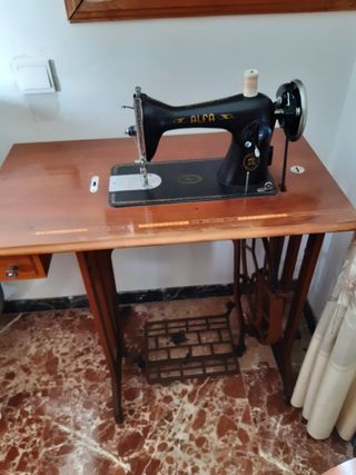 Máquina de coser antigua alfa