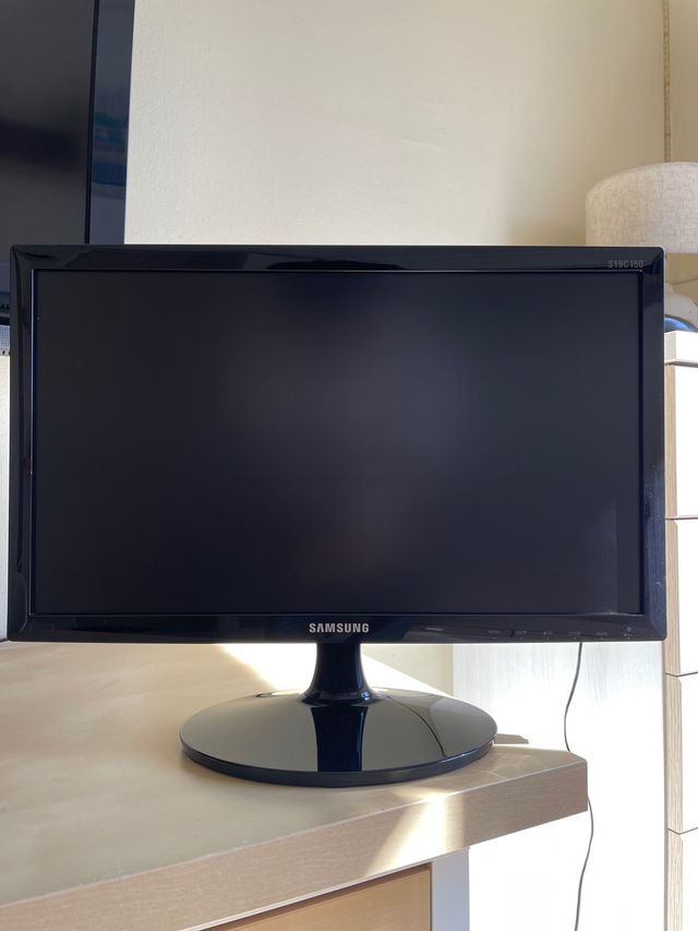 SAMSUNG Energy-efficient LED monitor 19”