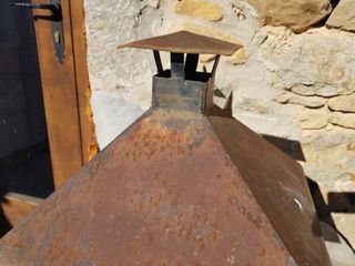 Dos farolas antiguas de pueblo