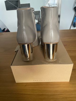 Botin tacón piel Zara en color Topo