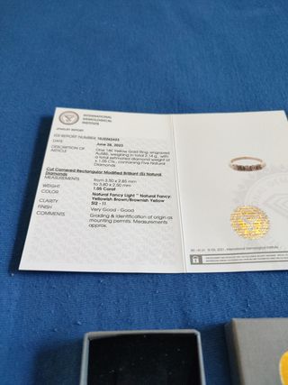 Anillo de oro amarillo con diamantes