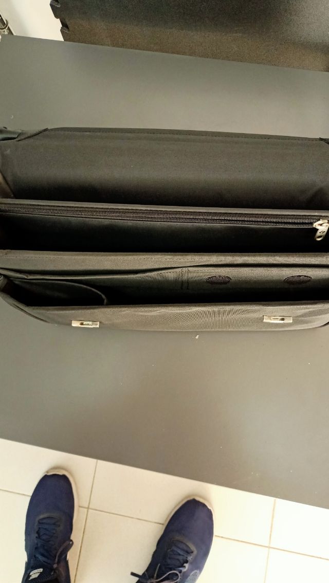 Maletín y bandolera Samsonite.