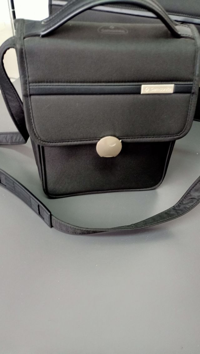 Maletín y bandolera Samsonite.
