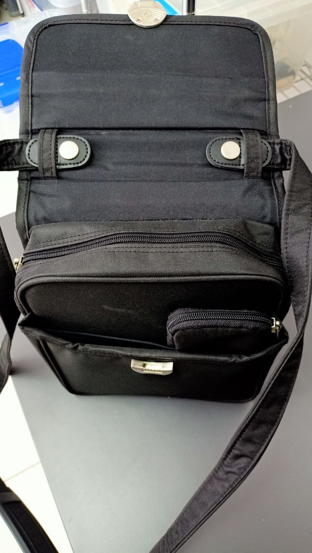 Maletín y bandolera Samsonite.