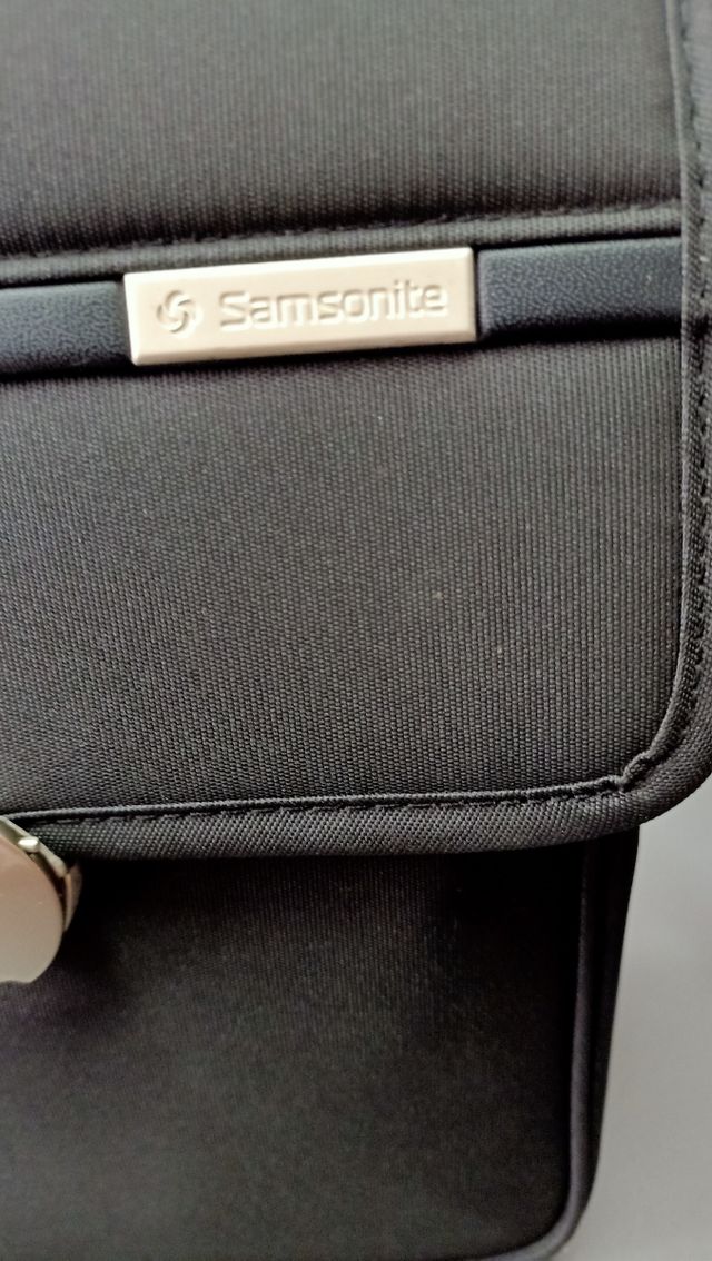 Maletín y bandolera Samsonite.