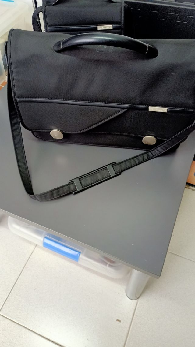 Maletín y bandolera Samsonite.