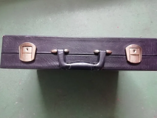 Maletín porta documentos color negro.