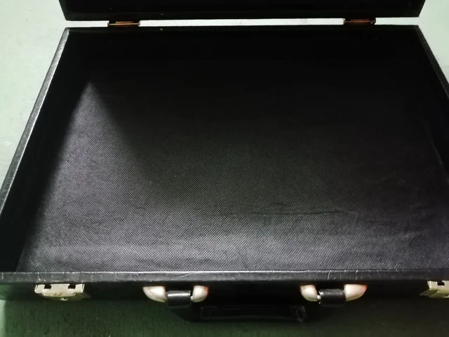 Maletín porta documentos color negro.