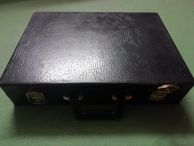 Maletín porta documentos color negro.