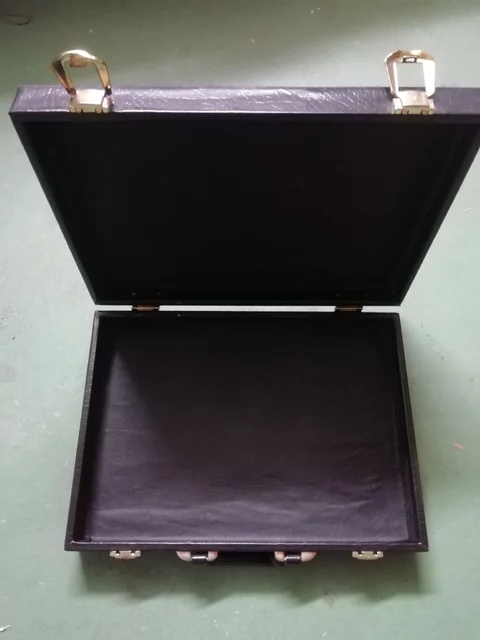 Maletín porta documentos color negro.