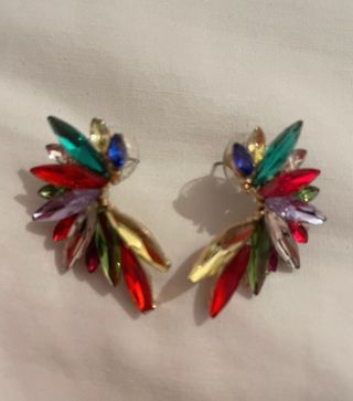 Pendientes trepadores de cristal de colores