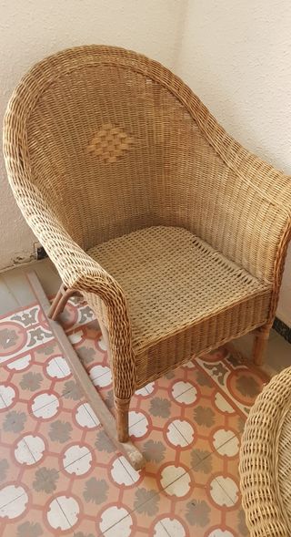 Mesa y mecedoras de mimbre