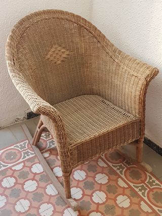 Mesa y mecedoras de mimbre