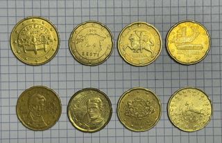 LOTE DE 8 MONEDAS EXTRANJERAS.