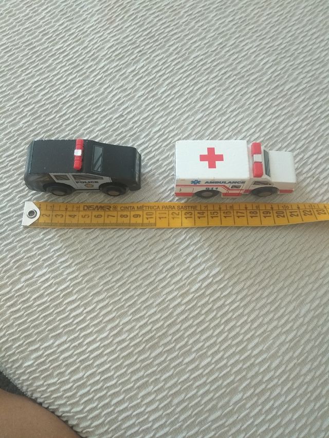 2 coches de madera