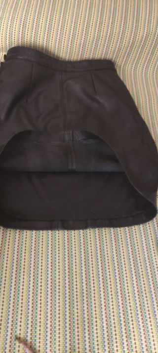 Falda negra de piel