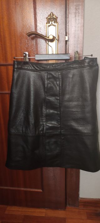Falda negra de piel