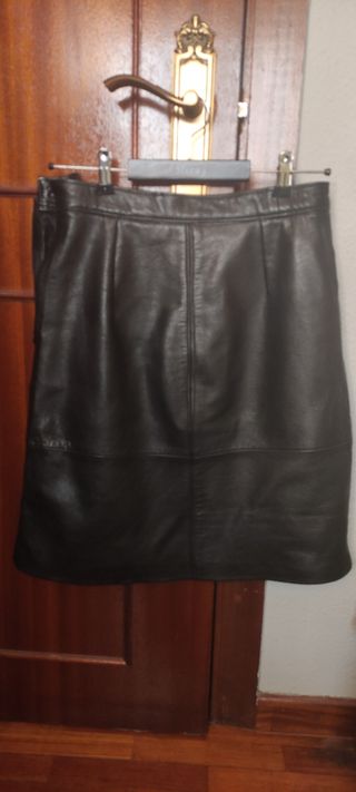 Falda negra de piel