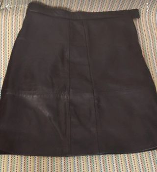 Falda negra de piel