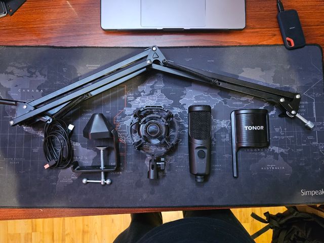 micrófono tonor tc40 con brazo y accesorios.
