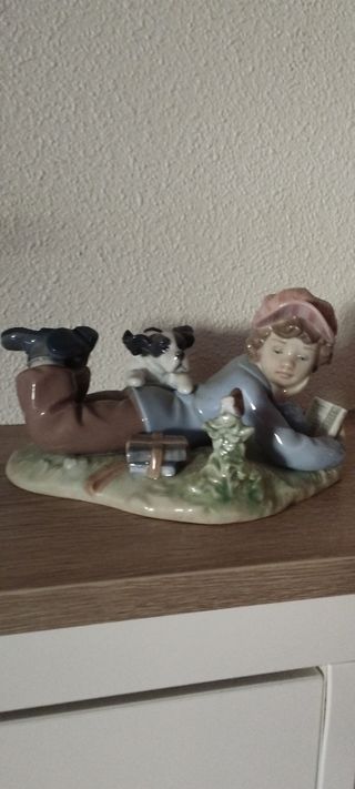 Lladro. Niño leyendo