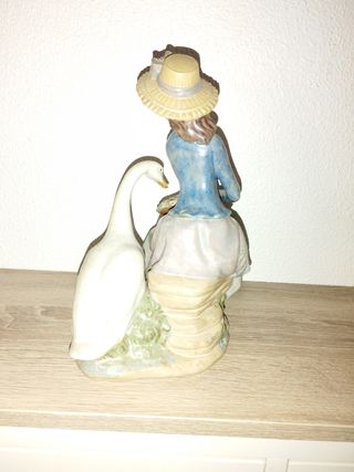 Lladro. Mujer con cisne.