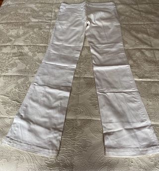 Pantalón vaquero blanco de campana muevo