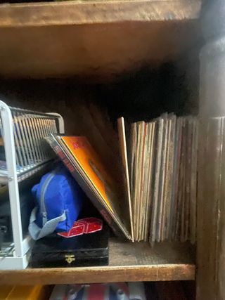 estanteria de madera tallada