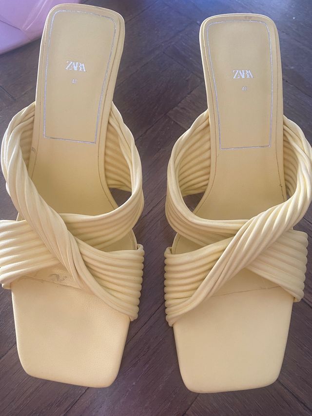 Sandalias amarillas tacon Zara