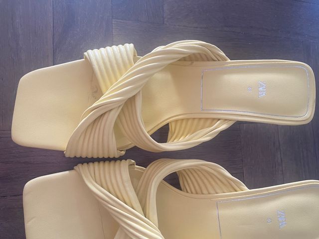 Sandalias amarillas tacon Zara