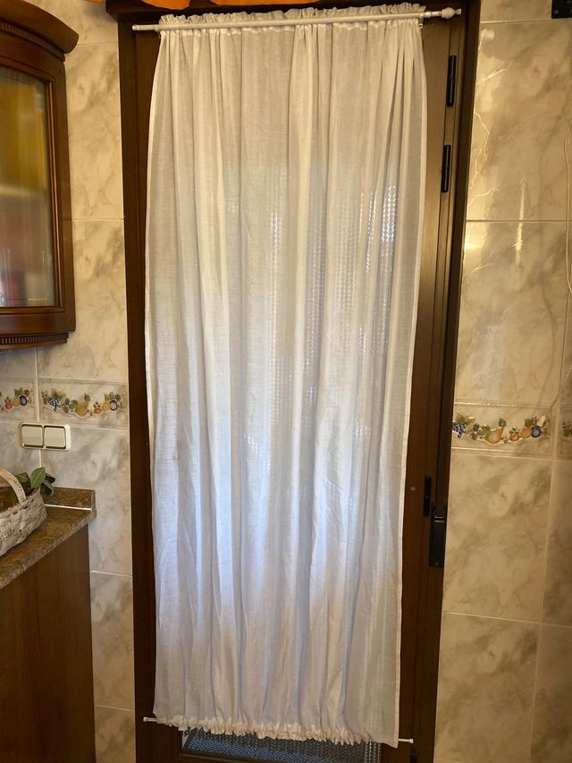 Visillo de tela blanco con varillas 