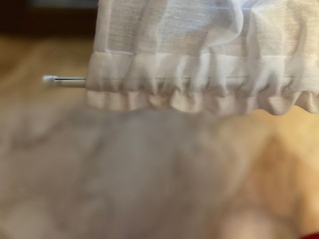 Visillo de tela blanco con varillas 