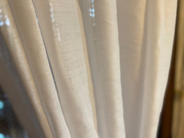 Visillo de tela blanco con varillas 