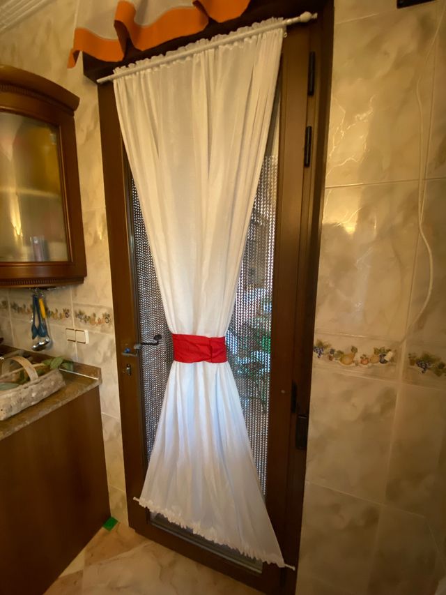 Visillo de tela blanco con varillas 