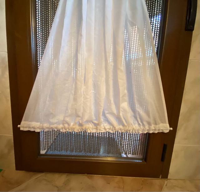 Visillo de tela blanco con varillas 