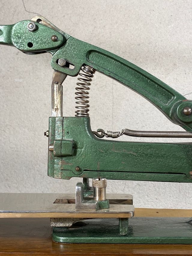 Antigua grapadora de artes gráficas