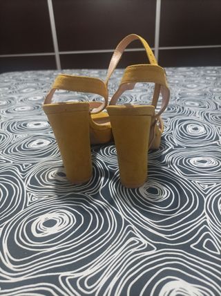 Sandalias/cuñas color mostaza
