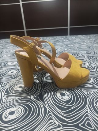 Sandalias/cuñas color mostaza
