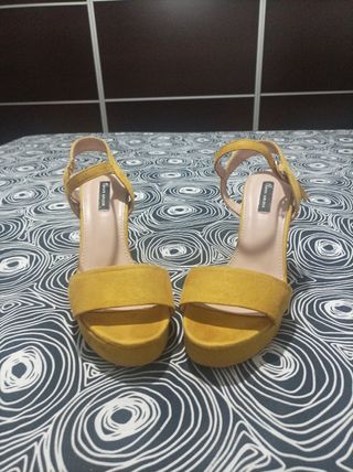 Sandalias/cuñas color mostaza