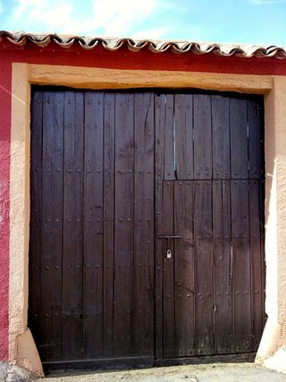 Portón antiguo de madera maciza