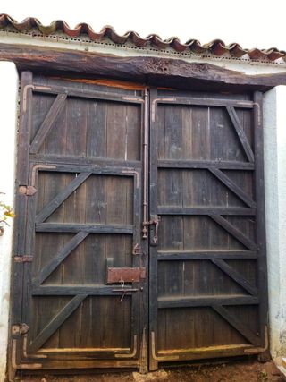 Portón antiguo de madera maciza