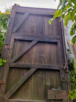 Portón antiguo de madera maciza