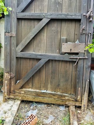 Portón antiguo de madera maciza