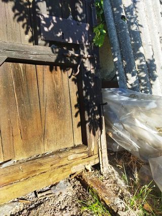 Portón antiguo de madera maciza