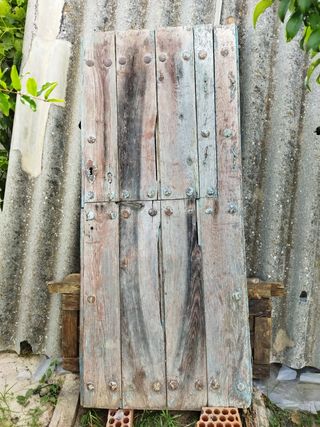 Portón antiguo de madera maciza