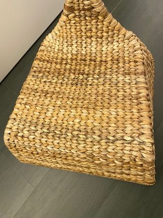 Mecedora baja de mimbre vintage con asa