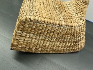 Mecedora baja de mimbre vintage con asa