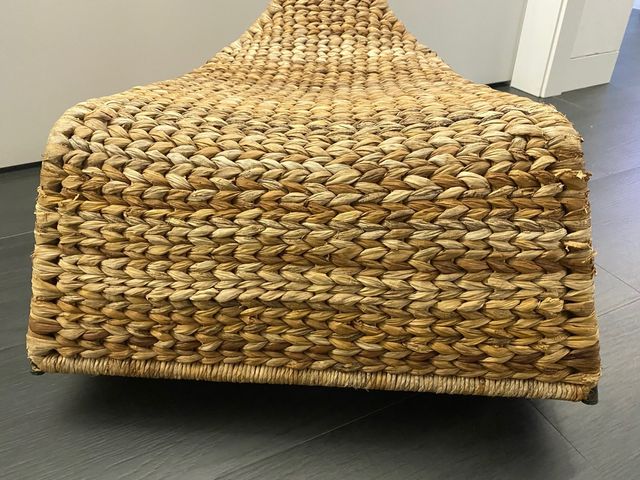 Mecedora baja de mimbre vintage con asa