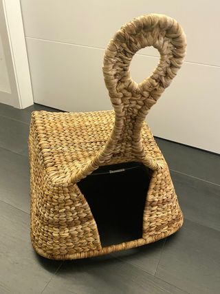 Mecedora baja de mimbre vintage con asa